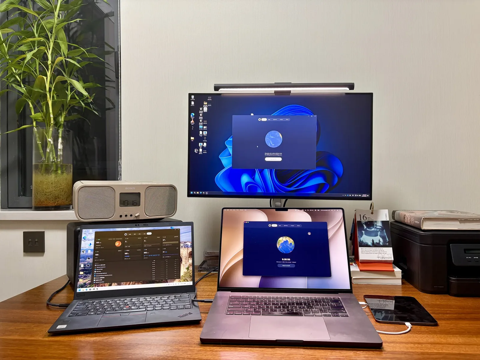 La scrivania dell’autore: un Mac e un monitor esterno al centro, un ThinkPad X1 a sinistra, con Mole aperto su ogni schermo